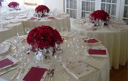 Virágok esküvői asztalra ifjú és a vendégek - bejelentés és szállás lehetőség, fotók