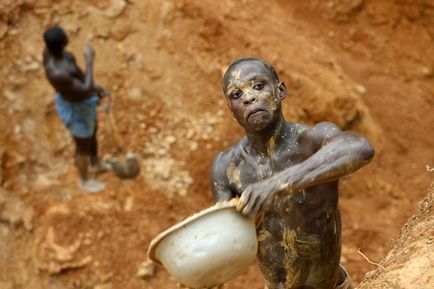Aranybányászat kisüzemi viszont illegális kézműves fejlesztés, video