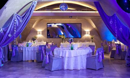 Exkluzív design az esküvői terem kezét használva könnyű és praktikus megoldás