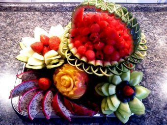 Hogyan készítsünk dekorációk a gyümölcsök és zöldségek a kezét, hogyan kell díszíteni egy táblázatot