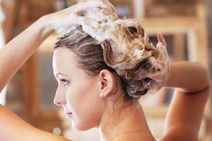 Hogyan és mit kell mosni a fejét, hogy milyen gyakran kell mosni a hajat
