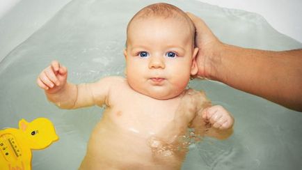 Hogyan mossa az újszülött, akkor mossuk át a baba feje