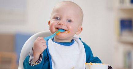 Hogyan kell tanítani a gyermeket, hogy enni egy kanállal magát, amikor tanítás a gyermek enni egy kanállal