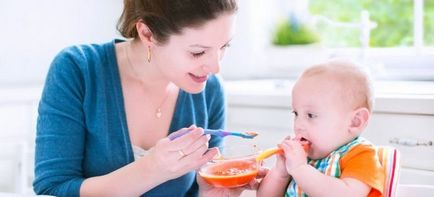 Hogyan kell tanítani a gyermeket, hogy enni egy kanállal magát, amikor tanítás a gyermek enni egy kanállal