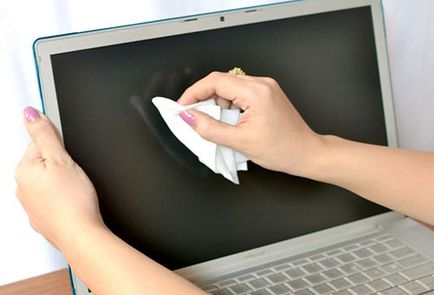 Hogyan tisztítható a laptop képernyőjén otthon