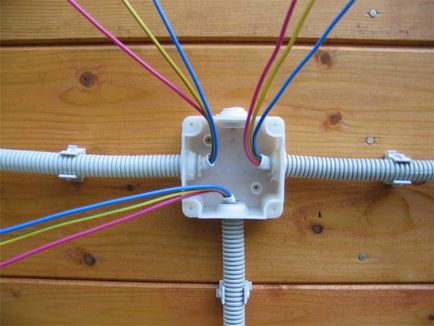 Hogyan kell csatlakoztatni a vezetékeket a kötœdoboz kezét, elektik v dome