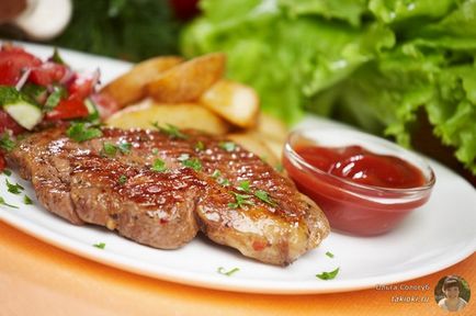Hogyan megsütjük a sertés húst egy serpenyőben egy étteremben
