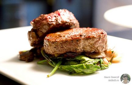 Hogyan megsütjük a sertés húst egy serpenyőben egy étteremben