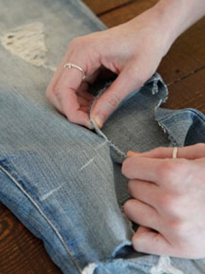 Hogyan készítsünk egy divatos farmer nadrág kezével szakadt gyönyörű modell