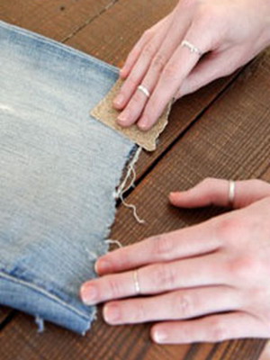 Hogyan készítsünk egy divatos farmer nadrág kezével szakadt gyönyörű modell