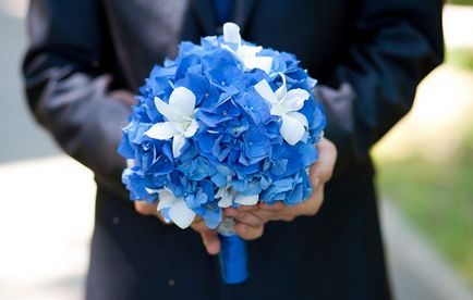 Hogyan készítsünk egy elegáns kék esküvői csokor