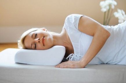 Hogyan aludni ortopéd párna fotó helyes elhelyezése a fej és a nyak