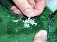 Hogyan lehet eltávolítani a gumiréteg nadrág vagy farmer bevált módszerek