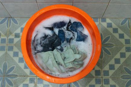 Hogyan lehet eltávolítani a gumiréteg nadrág, hogyan kell eltávolítani a rágógumi a farmer