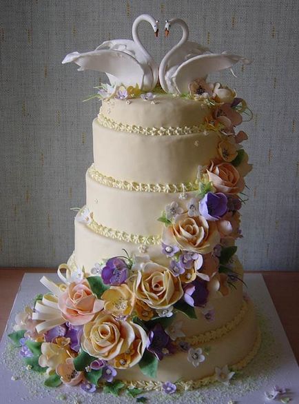 Hogyan lehet díszíteni egy esküvői torta otthon saját kezűleg