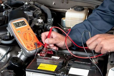 Hogyan lehet visszaállítani a jármű akkumulátorát otthon