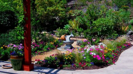 Virágágyás az udvaron egy családi ház fotó gyönyörű virágoskert tervezési ötletek