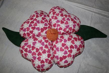 Gyönyörű párna alakú virágok szövetből készült, kézimunka