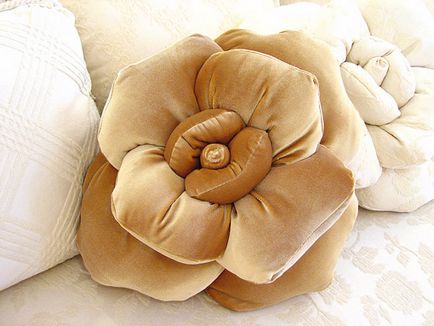 Gyönyörű párna alakú virágok szövetből készült, kézimunka