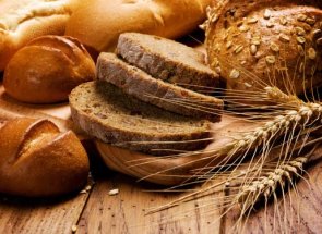 Lehetséges, hogy táplálja a tojótyúkok kenyér előnyeit és lehetséges károk termék (feed) Lehetséges, hogy táplálja a tojótyúkok kenyér előnyeit és lehetséges kár ezt a terméket