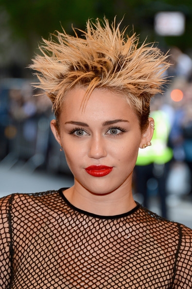 Új frizura Mayli Sayrus, valamint a felső legjobb frizurák Miley minden alkalommal, hírek és fotó 2017