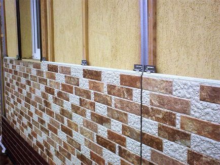 Burkolólapok a ház előtt egy szikla alá fényképet műanyag alap (home) Szembenézni előlapon házak kőből fotó műanyag kupak