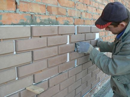 Burkolólapok a ház előtt egy szikla alá fényképet műanyag alap (lefele) Szembenézni előlapon házak kőből fotó műanyag kupak
