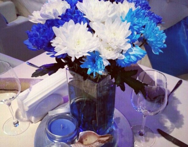 Esküvői asztaldísz virággal
