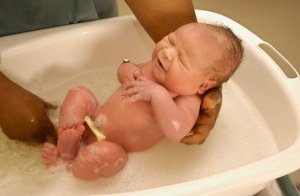 Az első fürdés az újszülött, hogyan, mikor, mit, milyen gyakran, hogyan kell fürödni egy újszülött (neonatális) Az első fürdés az újszülött, hogyan, mikor, mit, milyen gyakran, hogyan kell fürödni egy újszülött