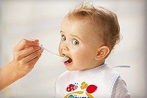 Etetés a gyermek egy év után a megfelelő üzemmód, a táplálkozás, a durva menü és receptek (videó)