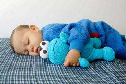 Miért van a baba nem alszik jól (az újszülött nem alszik éjszaka vagy délután)