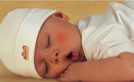 Miért van a baba nem alszik jól (az újszülött nem alszik éjszaka vagy délután)