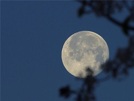 Miért a hold süt éjjel