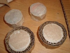 Tűzoltókocsi papírra a kezét (fotó), mint lépésről lépésre, hogy egy tűzoltóautó ki a dobozból (a) Tűzoltókocsi papírra a kezét (fotó), mint lépésről lépésre, hogy egy tűzoltóautó ki a dobozból