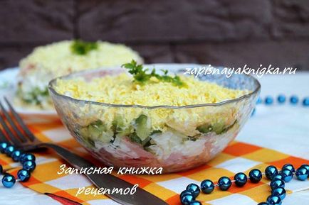 Saláta uborka kolbász és a sajt