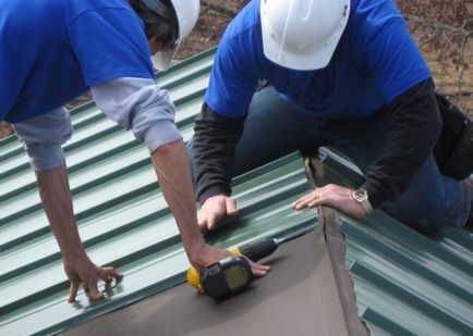 Építése a tetőtérben kezét fotó, videó