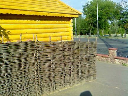 A kerítés kezével - az iskola épületében készség