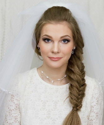 Esküvői frizura a zsinór és a fátyol Photo & Video szövés fonat esküvői styling (fotók) Esküvői frizura a zsinór és a fátyol Photo & Video szövés fonat esküvői stílus