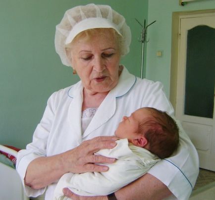 Újszülött ellátás, hogyan kell vigyázni az első napon és az első hónapban az ellátás a kórházban, viszont