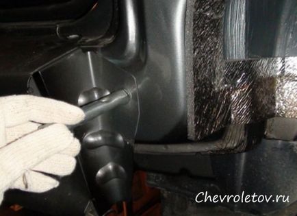 Hogyan lehet eltávolítani a lökhárítót a Chevrolet Niva