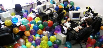 Hogyan lehet díszíteni az irodában a születésnapját