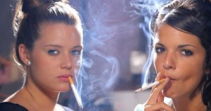 Dohányzás lány - szomorú következményekkel jár a világban anélkül, hogy a nikotin