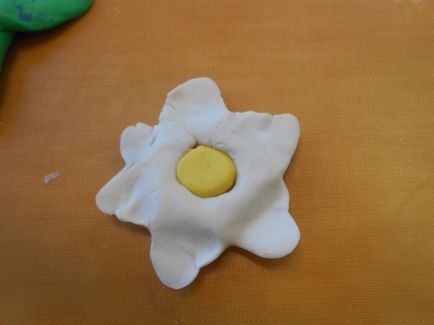 Hogyan készítsünk egy virágot ki gyurmából