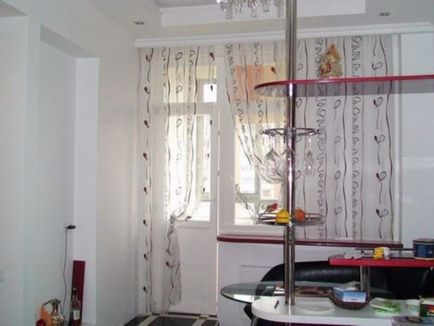 Függöny az ablakon kezével Függöny az ablakon kezével