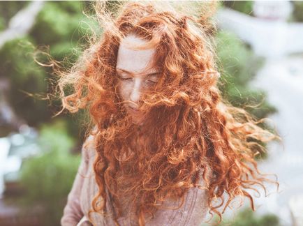 5 nélkülözhetetlen eszköz törődni göndör haj, a Marie Claire