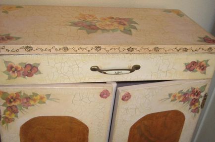 Decoupage képek a stílus Provence kezét és mesterkurzus, dobozok és locsolókannák, egy asztal és egy tálca, szalvéták