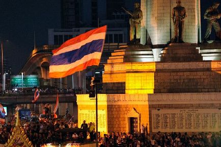 Ha a biztonsági turisták Thaiföld szól tájfunok, szökőárak és a politikai helyzet