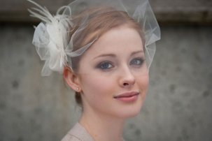 A fej a menyasszony ruha rövid haj esküvői