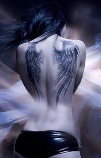 Ahogy narisovat tetoválás angyal szárnya ceruza, fokozatosan