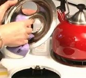 Hogyan mossuk át a lemezt, mikrohullámú sütő, vízforraló a konyhában gyorsan és hatékonyan - a zsírt és a háztartási készülékek